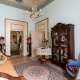 Raggiungiamo ora il piano nobile. Nel vano di ingresso, assieme ad eleganti poltrone...